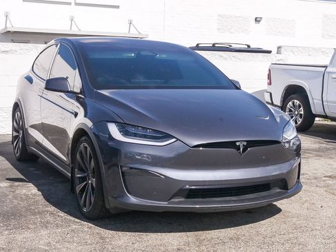Used 2022 Tesla Model X Plaid image 3