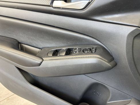 Used 2025 Nissan Altima 2.5 SV FWD image 18