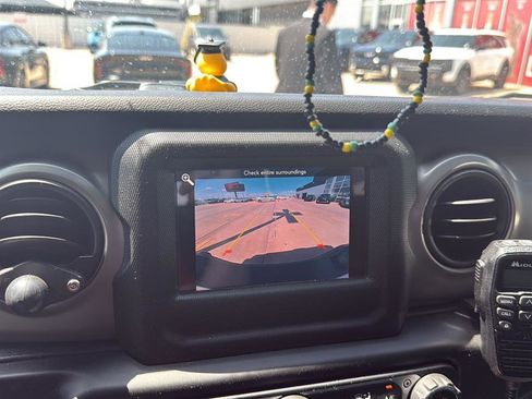 Used 2021 Jeep Gladiator Willys image 6