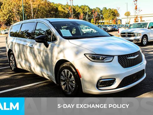 Used 2024 Chrysler Pacifica Select image 4