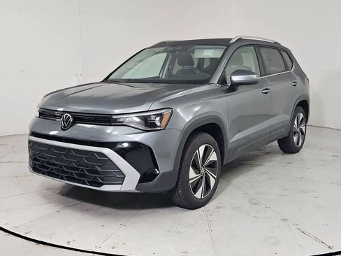 New 2025 Volkswagen Taos SE image 1