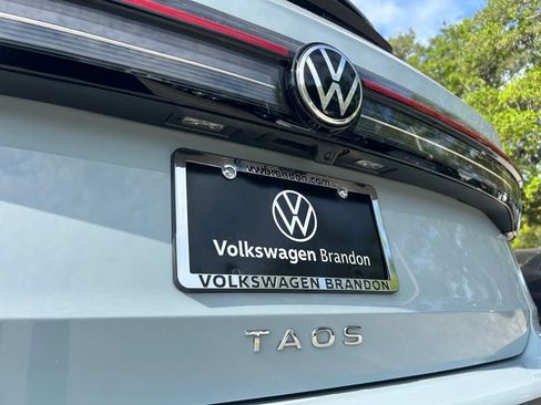 Certified 2025 Volkswagen Taos SE w/ Panoramic Sunroof Package FWD image 45