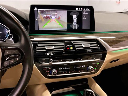 Used 2021 BMW 530e w/ Convenience Package image 9