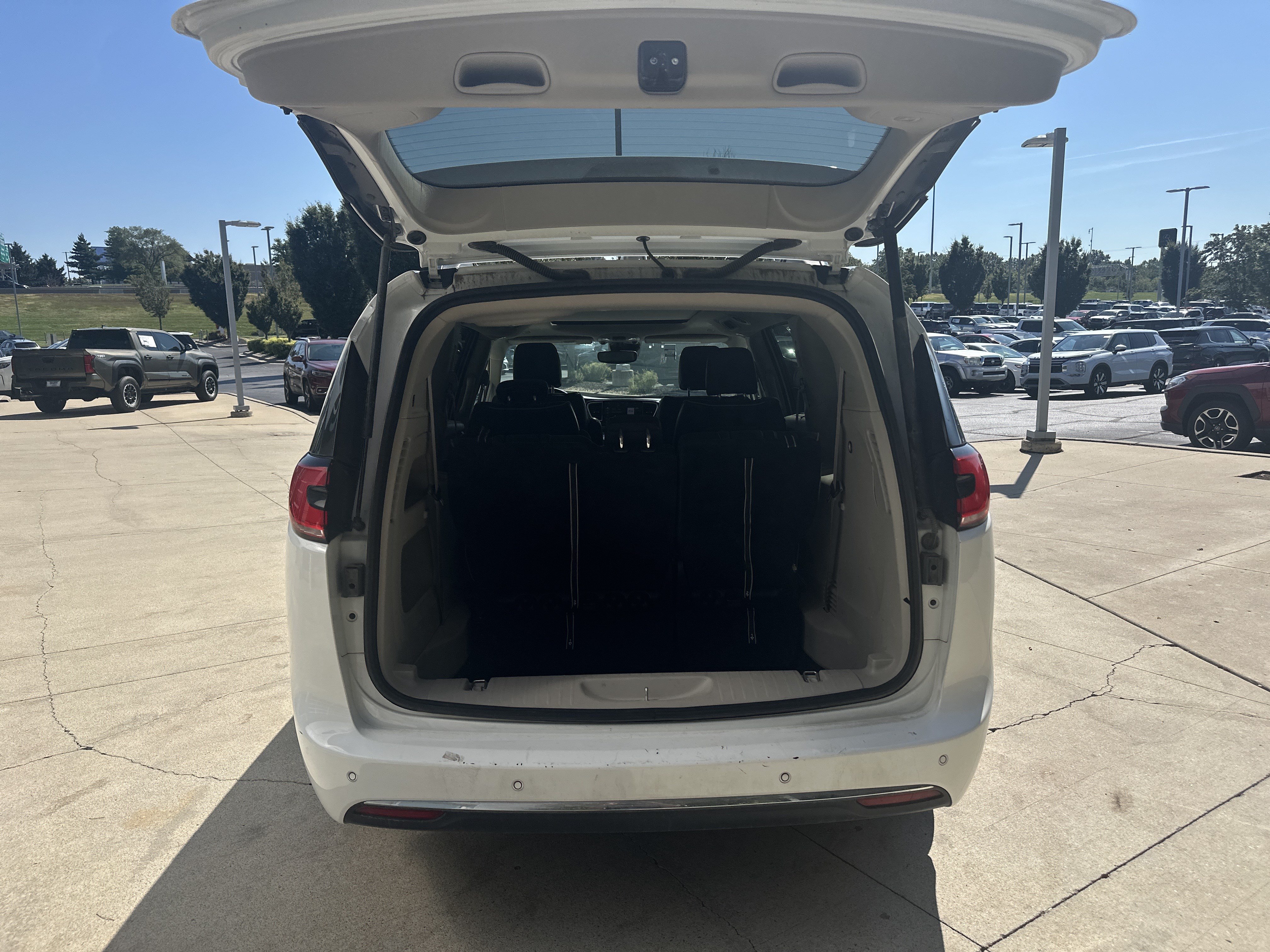 Used 2023 Chrysler Pacifica Limited FWD image 29