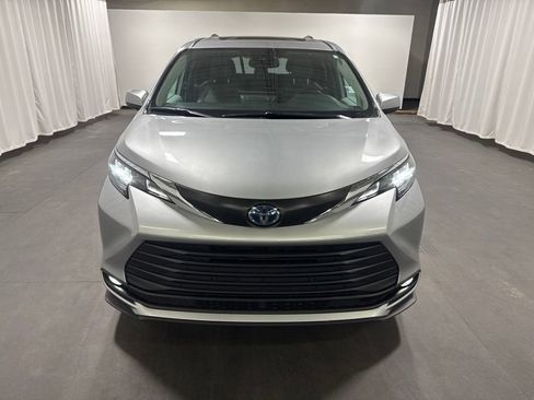 Used 2025 Toyota Sienna XLE FWD image 2