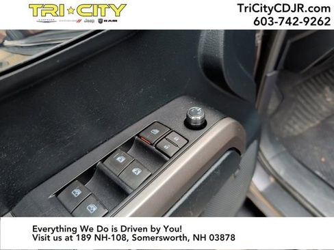 Used 2016 Toyota Tacoma Limited w/ Towing Package image 16