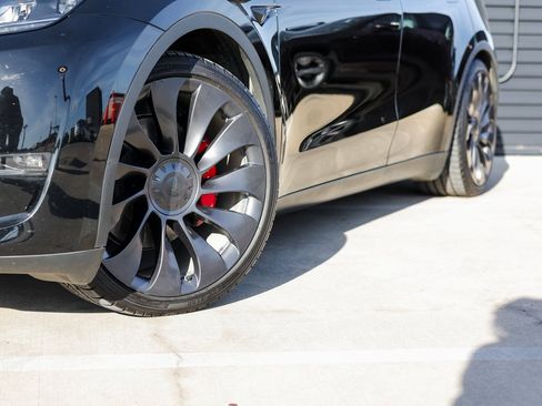 Used 2023 Tesla Model Y Performance image 12