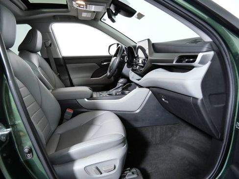 Used 2023 Toyota Highlander XLE AWD/4WD image 12