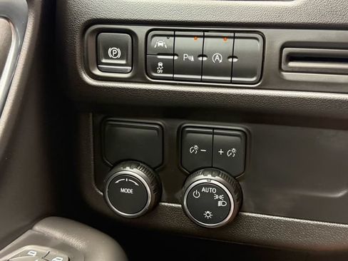 Used 2024 Chevrolet Suburban LT RWD image 25