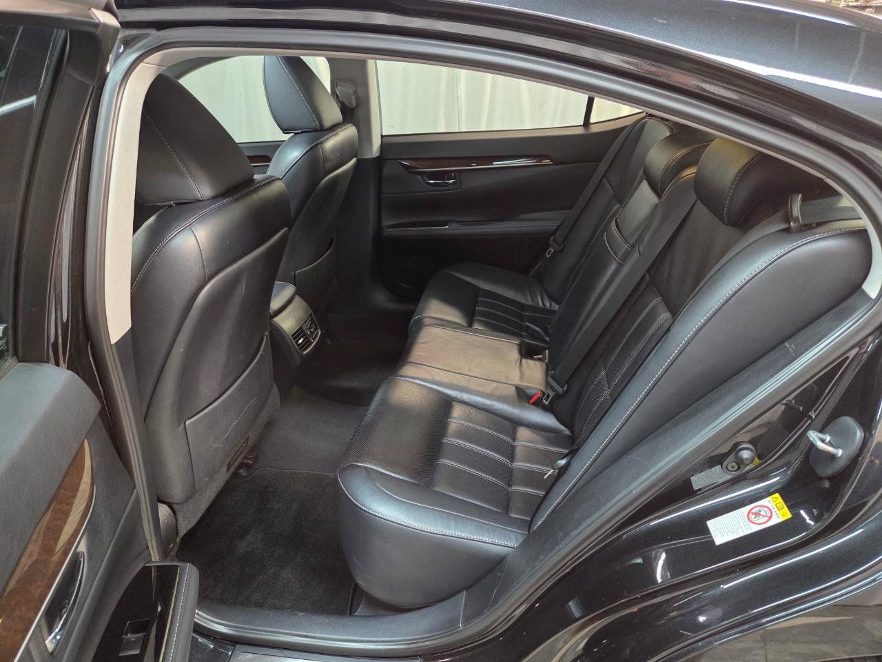 Used 2018 Lexus ES 350 w/ Luxury Package w/Wood Trim FWD image 16
