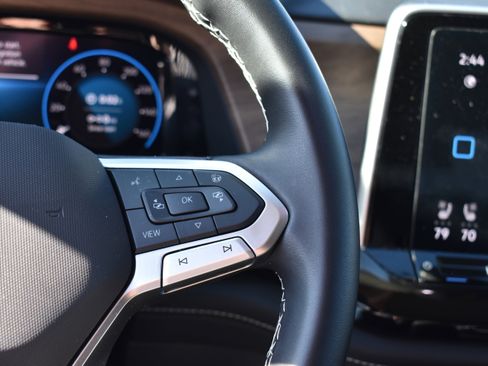 Used 2025 Volkswagen Atlas SE image 14