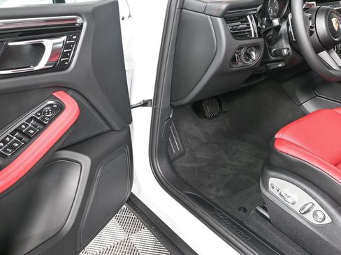 Certified 2025 Porsche Macan image 7