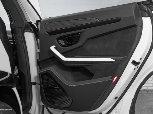 Used 2025 Lamborghini Urus SE image 41