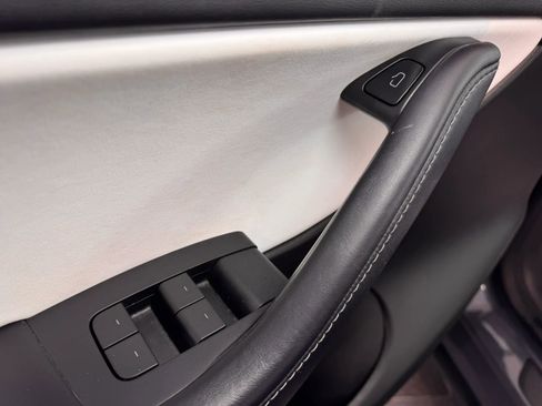 Used 2022 Tesla Model Y Long Range image 24