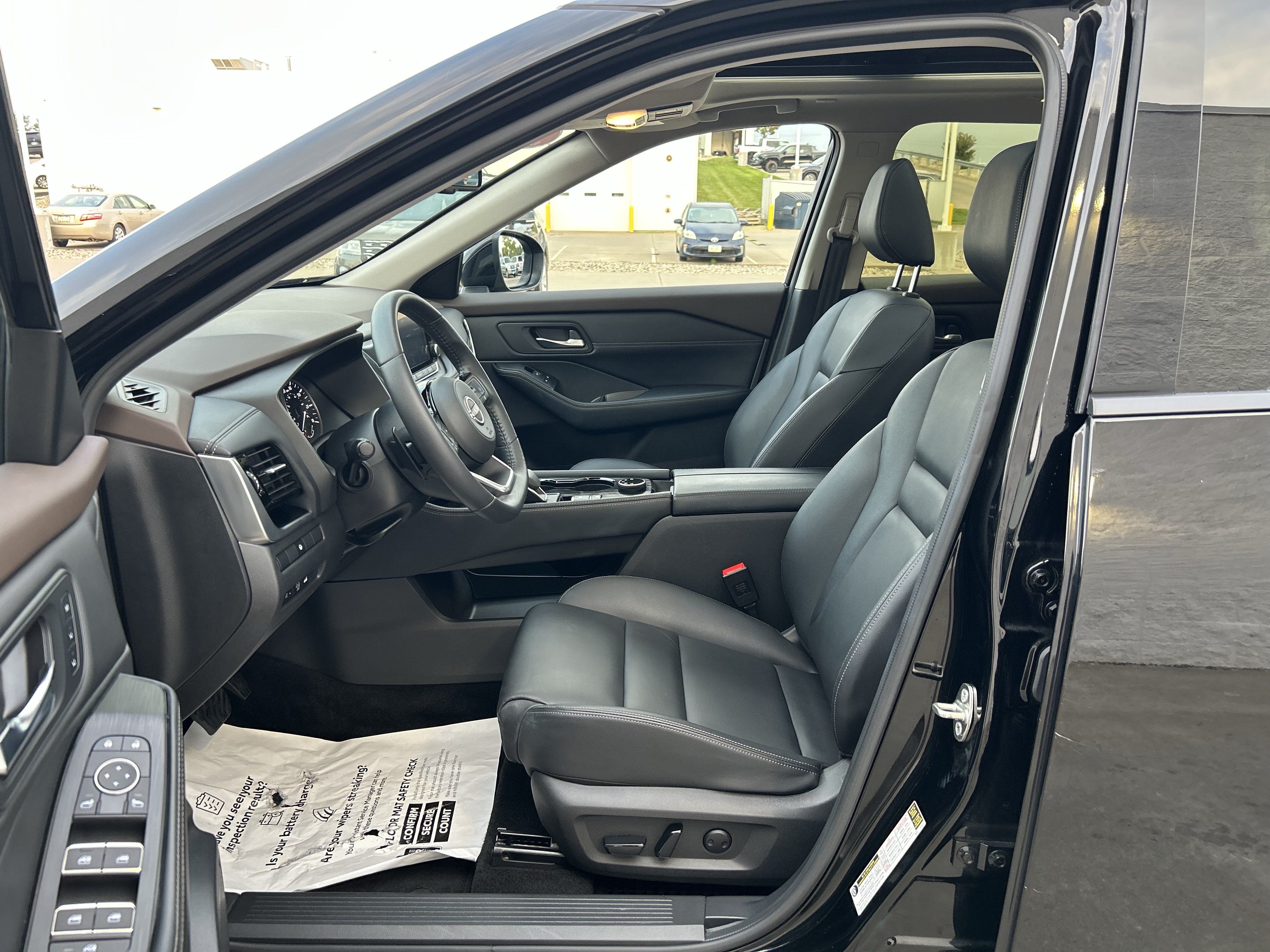 Used 2023 Nissan Rogue SL AWD/4WD image 13