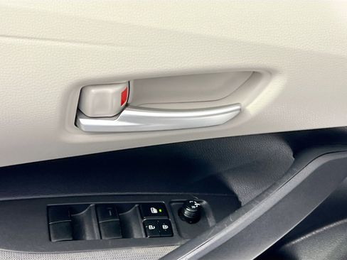 Used 2020 Toyota Corolla LE image 16