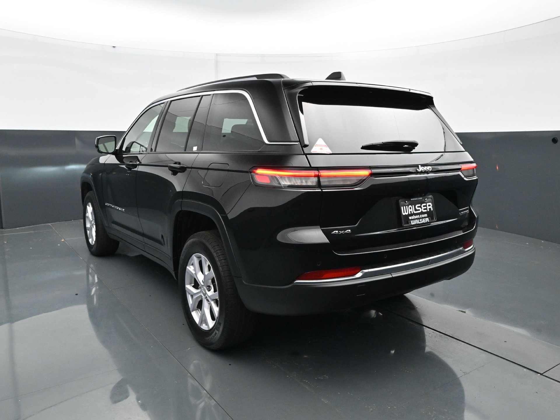Used 2022 Jeep Grand Cherokee Limited AWD/4WD image 5
