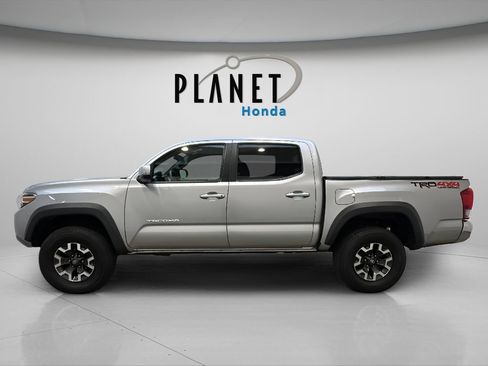 Used 2017 Toyota Tacoma TRD Off-Road AWD/4WD image 5