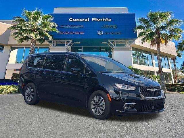 Certified 2025 Chrysler Pacifica Select FWD image 2