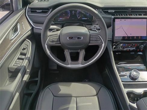 New 2025 Jeep Grand Cherokee Limited w/ Luxury Tech Group II image 8
