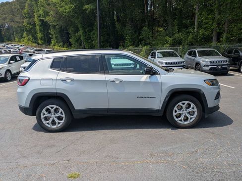 Used 2024 Jeep Compass Latitude AWD/4WD image 3
