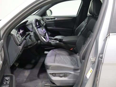 Used 2025 Volkswagen Atlas Cross Sport SE AWD/4WD image 9