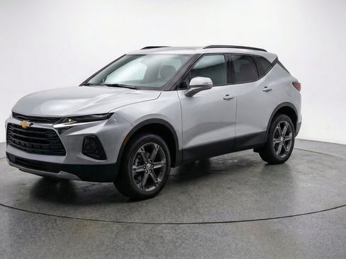 Used 2025 Chevrolet Blazer LT FWD image 3