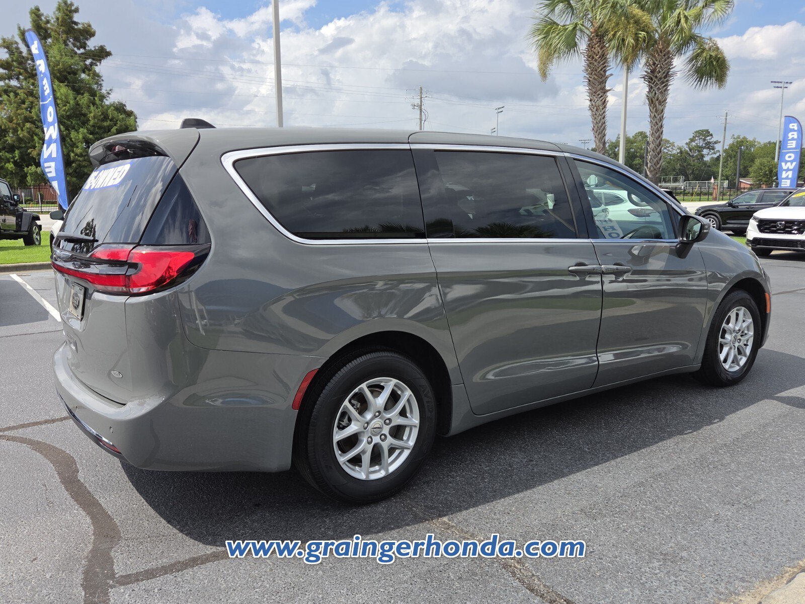 Used 2023 Chrysler Pacifica Touring-L FWD image 5