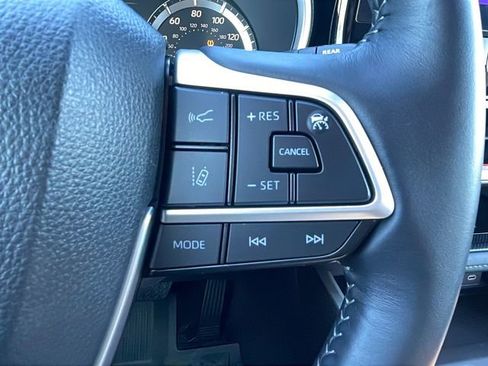 Used 2025 Toyota Highlander XLE image 25