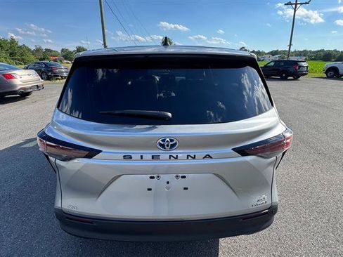 Used 2023 Toyota Sienna XLE AWD/4WD image 18
