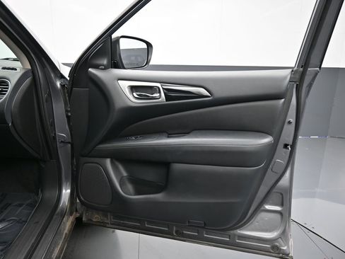 Used 2020 Nissan Pathfinder SV image 40