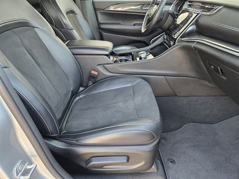 Used 2022 Jeep Grand Cherokee L Laredo image 13