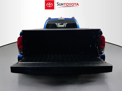 Used 2018 Toyota Tacoma TRD Sport AWD/4WD image 33