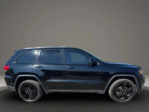 Used 2019 Jeep Grand Cherokee Laredo AWD/4WD image 4