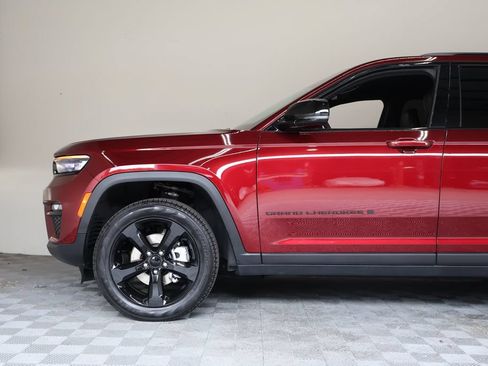 Used 2025 Jeep Grand Cherokee Limited w/ Black Appearance Package AWD/4WD image 8