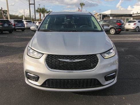 Used 2023 Chrysler Pacifica Touring-L FWD image 2