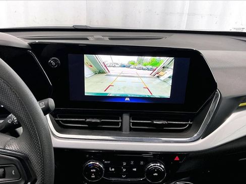 Used 2025 Chevrolet Trax LT FWD image 24
