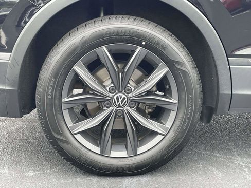 Used 2022 Volkswagen Tiguan SE w/ Panoramic Sunroof Package FWD image 9