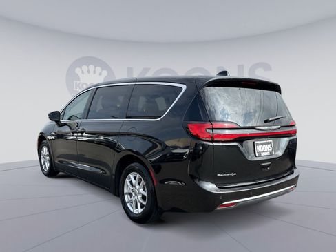 Used 2023 Chrysler Pacifica Touring-L FWD image 4