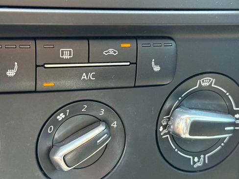Used 2013 Volkswagen Jetta SE FWD image 29