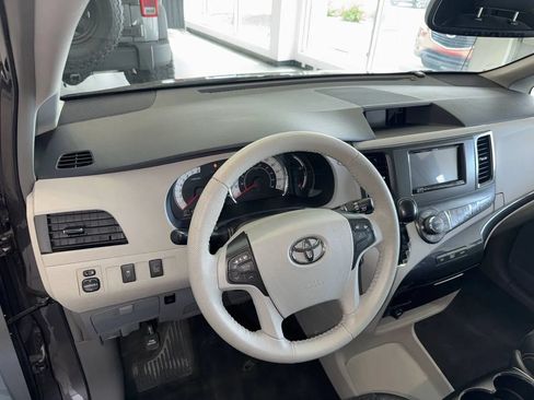 Used 2014 Toyota Sienna SE FWD image 38