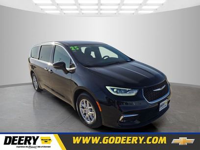 Used 2025 Chrysler Pacifica Select