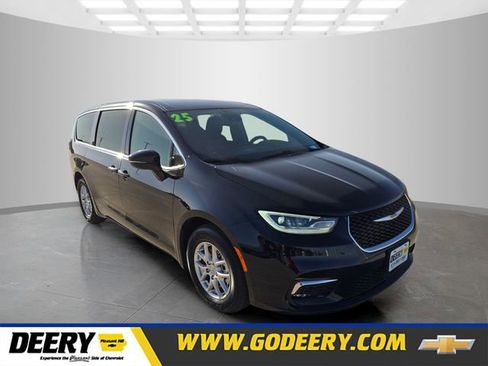 Used 2025 Chrysler Pacifica Select FWD image 1