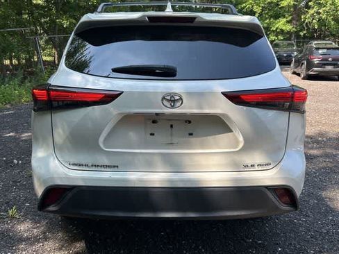 Used 2021 Toyota Highlander XLE AWD/4WD image 2