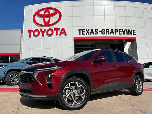 Used 2025 Chevrolet Trax LT image 2