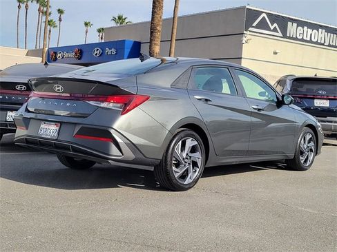 Used 2025 Hyundai Elantra Sport image 2