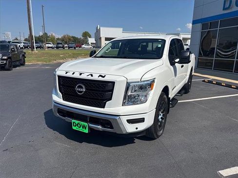 Used 2024 Nissan Titan SV w/ SV Convenience Package image 2