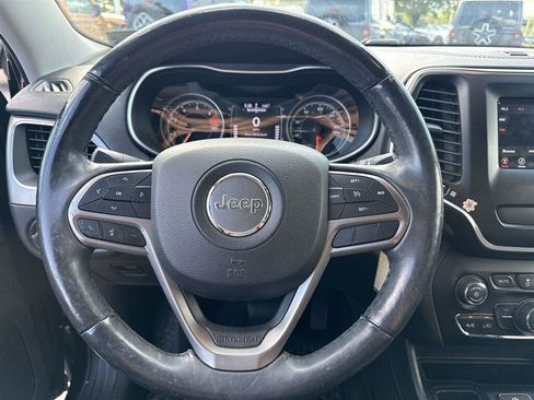 Used 2019 Jeep Cherokee Latitude w/ Cold Weather Group FWD image 18