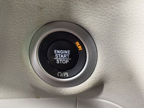 Used 2019 Chrysler Pacifica Limited w/ Advanced Safetytec Group FWD image 29