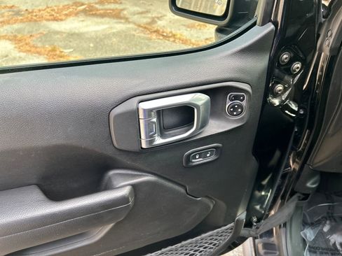 Used 2022 Jeep Gladiator Sport AWD/4WD image 14